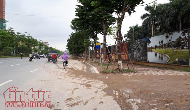 Đường Võ Chí Công (Hà Nội) lại vương vãi đất bẩn ảnh 3